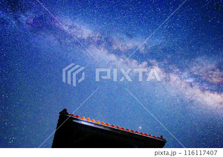 沖縄の満天の星空と赤瓦 沖縄の満天の星空と赤瓦 116117407
