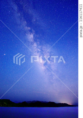 沖縄の絶景星空／沖縄 西表島うなりざき 116117411