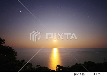 東シナ海に沈む月／沖縄 西表島 うなりざき公園 116117506