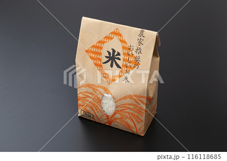 黒背景に米袋 116118685