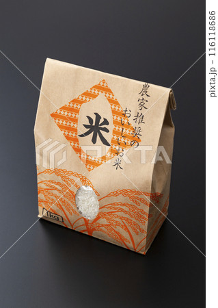 黒背景に米袋 116118686