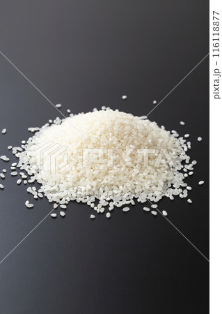 黒背景に白米 黒背景に白米 116118877