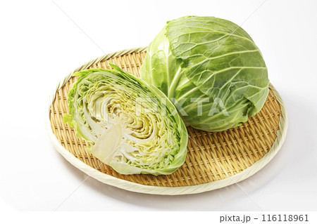白バックの盆ざるに置いたキャベツ 116118961