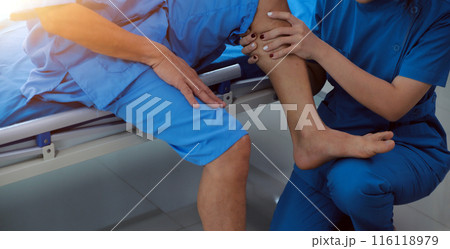 Physical therapists work with patients in close-up clinics. The concept of rehabilitation of physical health, the doctor gives advice to the patient. Ankle problems and muscle injuries 116118979