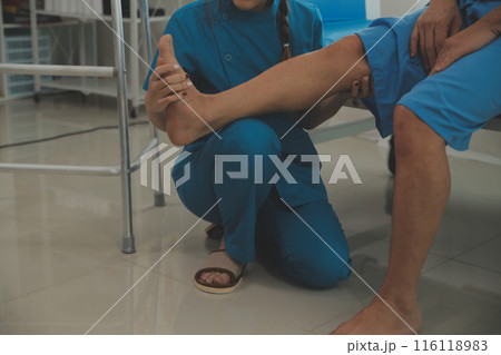 Physical therapists work with patients in close-up clinics. The concept of rehabilitation of physical health, the doctor gives advice to the patient. Ankle problems and muscle injuries 116118983