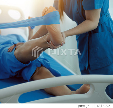 Physical therapists work with patients in close-up clinics. The concept of rehabilitation of physical health, the doctor gives advice to the patient. Ankle problems and muscle injuries 116118992