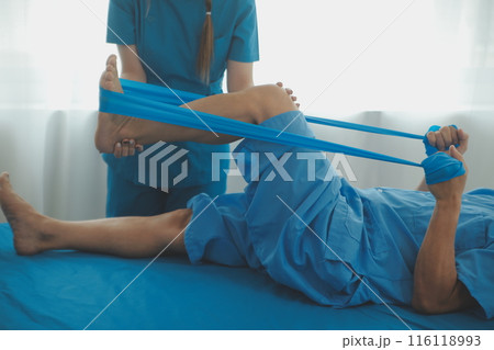 Physical therapists work with patients in close-up clinics. The concept of rehabilitation of physical health, the doctor gives advice to the patient. Ankle problems and muscle injuries 116118993