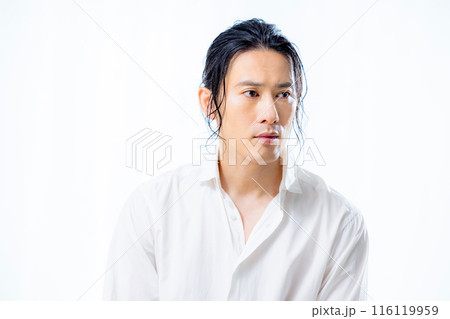 白いシャツを着たミドル男性 116119959