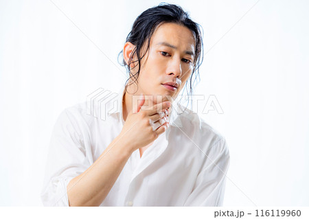 白いシャツを着たミドル男性 白いシャツを着たミドル男性 116119960