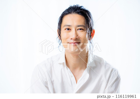 白いシャツを着たミドル男性 116119961