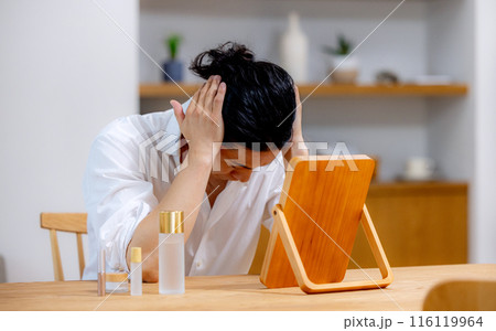 肌を気にする男性　ビューティー　ポートレート 116119964