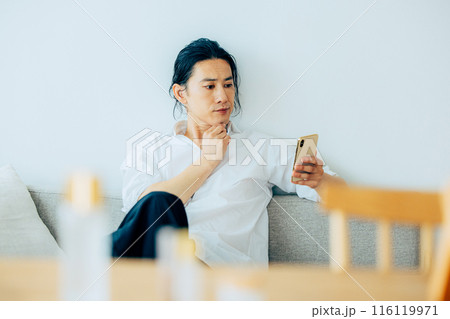 スマホを見る男性 116119971