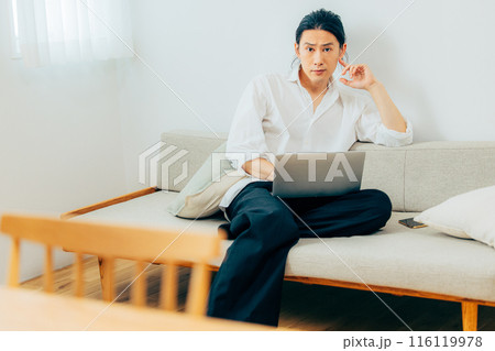 パソコンで仕事をする男性 パソコンで仕事をする男性 116119978