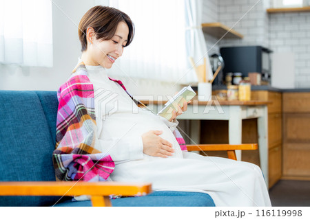 母子手帳を見る妊婦 116119998