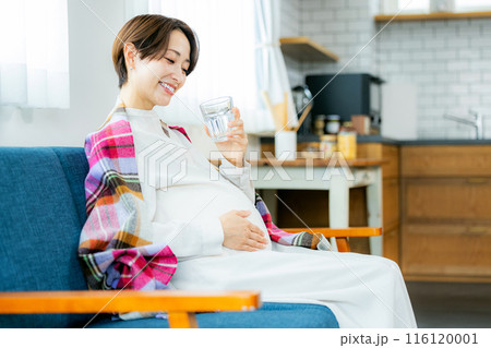 水を飲む妊婦 116120001