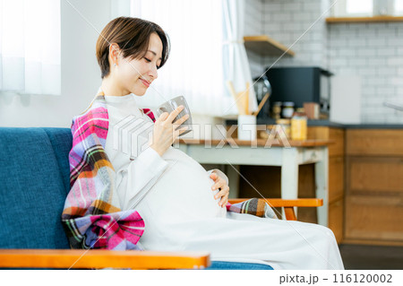 温かい飲み物を飲む妊婦 116120002