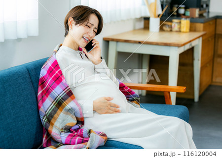 スマホで話す妊婦 116120004