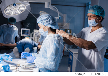 anesthesiologist gives the mask inhalation anesthesia 116120189