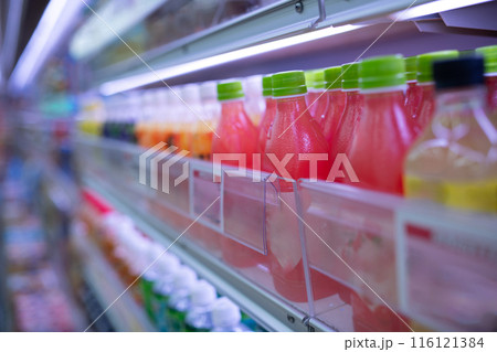 沢山並んだペットボトル飲料 116121384