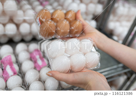 玉子を選ぶ女性の手 116121386