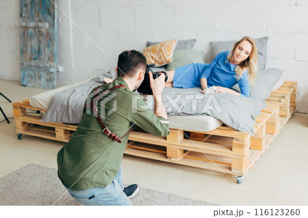 amateur photographer is preparing to take a picture of the beauty of a girl 116123260