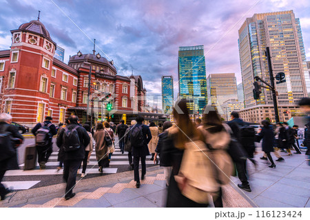 日本の東京都市景観 東京駅丸の内北口。仕事などを終えて駅に向かう人たち。奥は丸の内のオフィスビル群 116123424