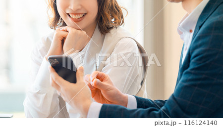 ミーティングをする男女のビジネスマン 116124140