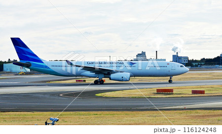ガルーダインドネシア航空A330成田空港十余三タキシング 116124248
