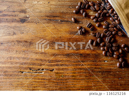 コーヒー豆と木のテーブル コーヒー豆と木のテーブル 116125216