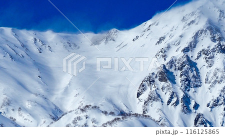 雪に覆われた北アルプス　長野県白馬村 116125865