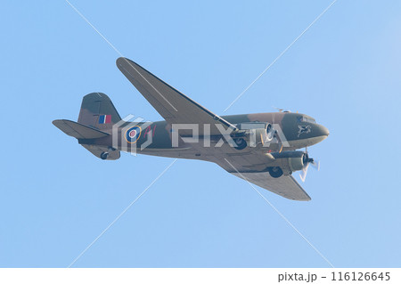 飛行するイギリス空軍C-47Aダコタ輸送機 116126645