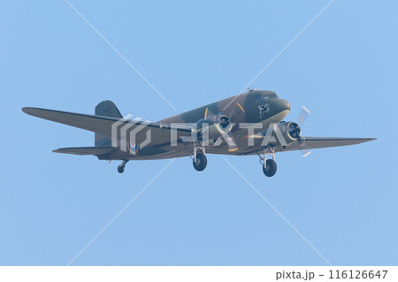 飛行するイギリス空軍C-47Aダコタ輸送機 116126647