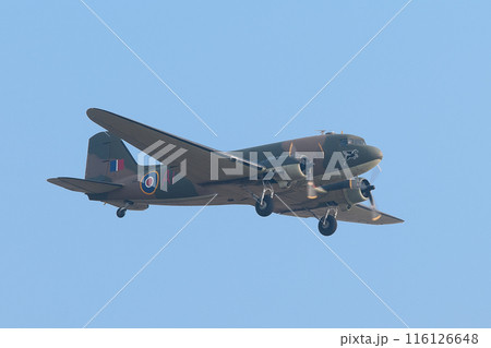 飛行するイギリス空軍C-47Aダコタ輸送機 116126648