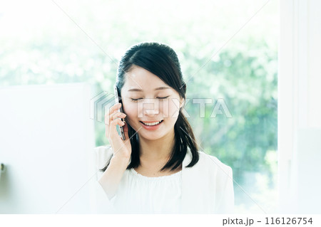 スマホで通話する若い女性 スマホで通話する若い女性 116126754
