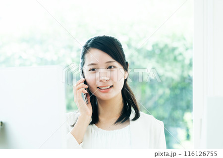 スマホで通話する若い女性 スマホで通話する若い女性 116126755