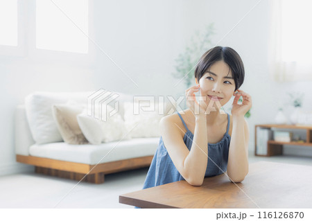 青いキャミソールの女性 青いキャミソールの女性 116126870