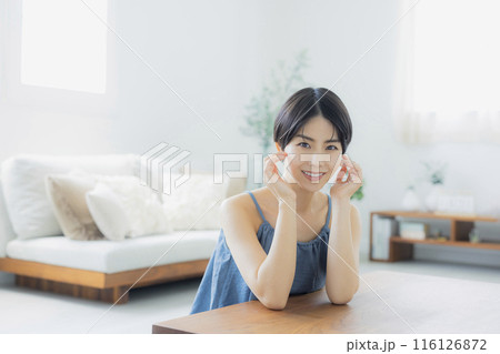 青いキャミソールの女性　 116126872