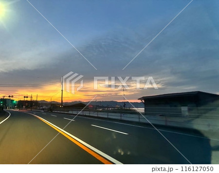 朝焼けに染まる道路 116127050