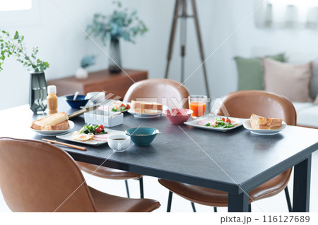 ダイニングテーブル　食卓　朝食 116127689