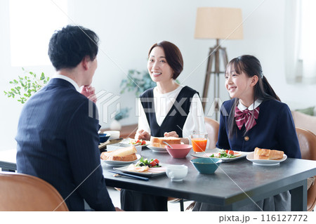 朝食を食べる家族　女の子と両親 116127772