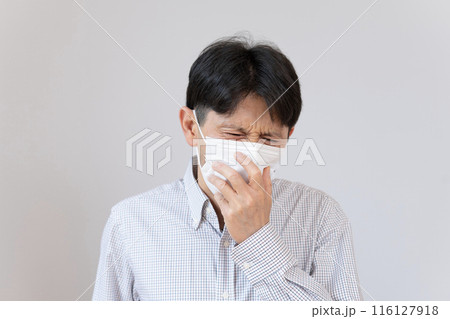 体調不良の男性　咳をする男性　咳　咳き込む 116127918