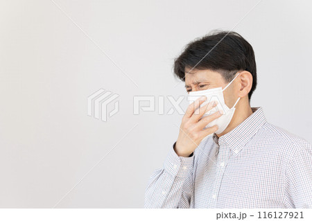 体調不良の男性　咳をする男性　咳　咳き込む 116127921