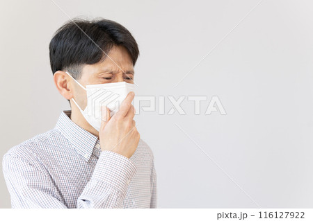 体調不良の男性　咳をする男性　咳　咳き込む 116127922