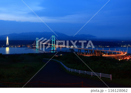 祝津公園 展望台から眺める室蘭港と白鳥大橋（北海道室蘭市） 116128062