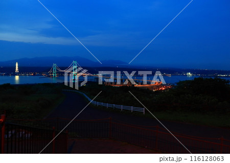 祝津公園 展望台から眺める室蘭港と白鳥大橋（北海道室蘭市） 116128063