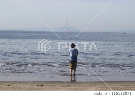 海で釣りをする人 116128071