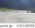 砂浜に座るこども 116128098