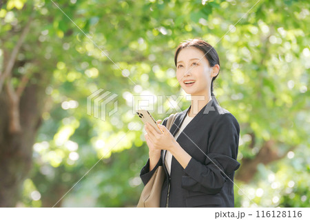 スマホを持つスーツの女性 116128116