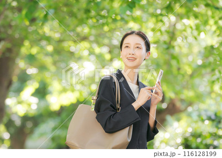 スマホを持つスーツの女性 116128199