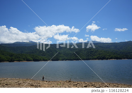 真夏の湖畔、有峰ダム1 116128224
